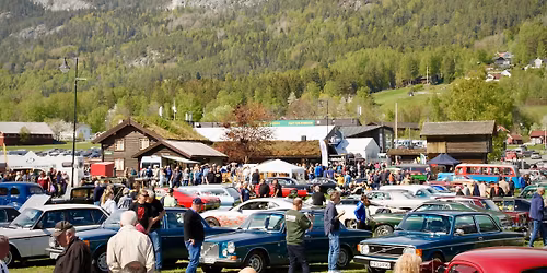 Bil og motorkj\u00f8ret\u00f8y utstilling - V\u00e5rmarknaden