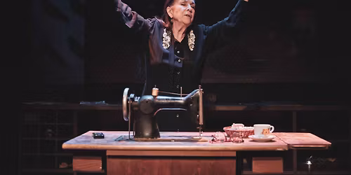 \u03a7\u03bf\u03c1\u03b5\u03cd\u03c1\u03b5\u03c3\u03b9\u03c2 - \u039f \u03bc\u03bf\u03bd\u03cc\u03bb\u03bf\u03b3\u03bf\u03c2 \u03bc\u03b9\u03b1\u03c2 \u039c\u03bf\u03b4\u03af\u03c3\u03c4\u03c1\u03b1\u03c2 \u03c3\u03c4\u03bf \u0398\u03ad\u03b1\u03c4\u03c1\u03bf \u03a0\u03c4\u03b9 \u03a0\u03b1\u03bb\u03b1\u03af