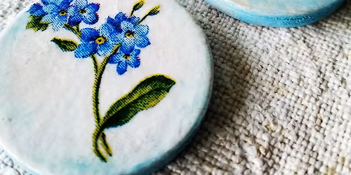 Dreven\u00e9 \u0161perky zdoben\u00e9 serv\u00edtkovou technikou