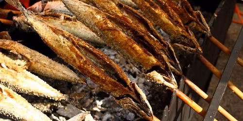 Traditionelles Steckerlfisch-Essen