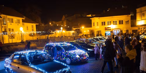 Kar\u00e1csonyi f\u00e9nyaut\u00f3s felvonul\u00e1s & ki\u00e1ll\u00edt\u00e1s Egerben