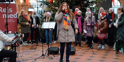 TGF Sangerteam synger julen ind p\u00e5 KBHs Hovedbaneg\u00e5rd