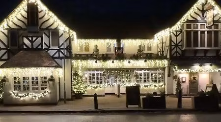 KINGSWOOD ARMS CHRISTMAS MARKET & LIGHT SWITCH ON