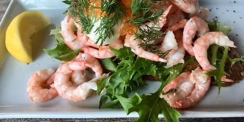 Rustikk holder Moteshow\ud83d\udc83 Frua serverer h\u00f8ye sm\u00f8rbr\u00f8d og bobler