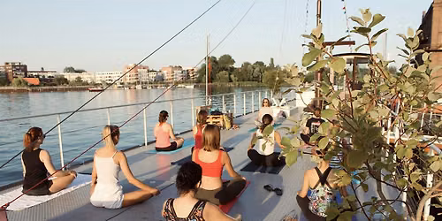 \u274a Soulful Yoga - Kurs f\u00fcr Frauen - auf dem Wasser \u274a