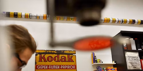 Caf\u00e9 Anal\u00f3g Labor megnyit\u00f3