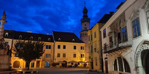 Barokk barangol\u00e1s a belv\u00e1rosban (koszt\u00fcm\u00f6s vezet\u00e9s)