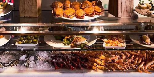 16 pinchos donostiarras + botella de vino en Sagardi en Euskal Etxea