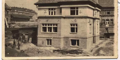 Komentovan\u00e1 prohl\u00eddka  \u2014 Vilov\u00e9 kolonie novin\u00e1\u0159\u016f a spisovatel\u016f \u201eNa Fl\u00f3\u0159e\u201c