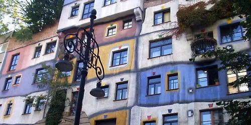 B\u00c9CS \u2013 HUNDERTWASSER Sz\u00ednek, form\u00e1k \u00e9s term\u00e9szet harm\u00f3ni\u00e1ja B\u00e9cs sz\u00edv\u00e9ben