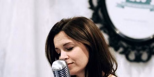 Live music with Laura Clinton - Osnabr\u00fcck Square Stage