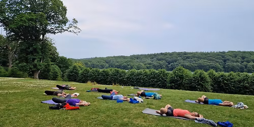 Yoga p\u00e5 pl\u00e6nen ved hald s\u00f8