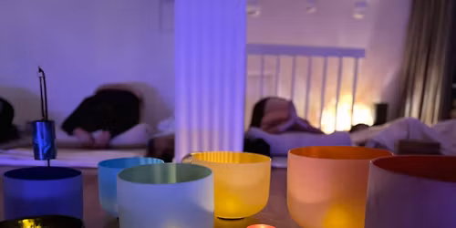 H\u00f6stmys, l\u00e5ng restorative yoga & mjuk sound healing med Ulrika Friberg