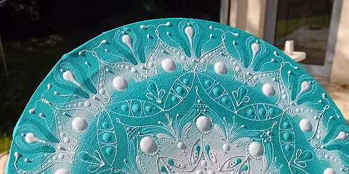 Liberec - 29.11.2025 - Te\u010dkovan\u00e1 mandala na pl\u00e1tno