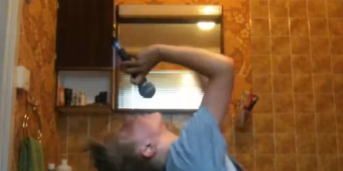 Samuel synger jula inn i stua