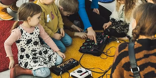 Fj\u00f6lskyldudagskr\u00e1 H\u00f6rpu: Hlj\u00f3\u00f0ba\u00f0 | Sound bath