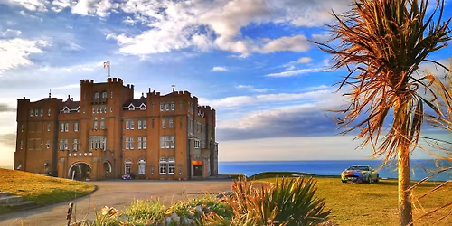 \u041d\u043e\u0447\u044c \u0432 \u0437\u0430\u043c\u043a\u0435 \u041a\u0430\u043c\u0435\u043b\u043e\u0442 (4 \u043c\u0435\u0441\u0442\u0430)