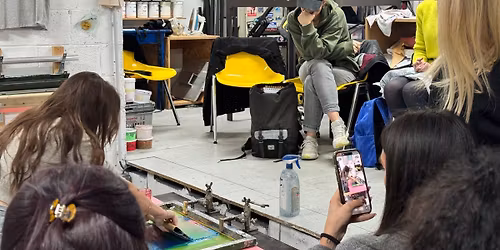 Initiation \u00e0 la s\u00e9rigraphie sur papier en soir\u00e9e.