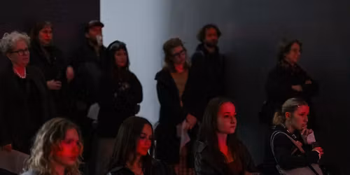 2. KOMENTOVAN\u00c1 PROHL\u00cdDKA | D\u011bjiny n\u00e1s nespas\u00ed