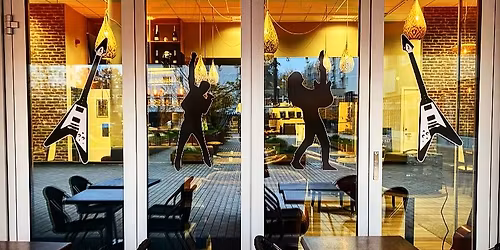 Micke \u00d6stling, Kent Ploog och Niklas Matsson fr\u00e5n Mustasch. (F\u00f6rband: Br\u00f6derna Sweet fr\u00e5n Crashd\u00efet)