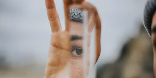 NY DATO 26\/3 Foredrag med Annelise Burholt: N\u00e5r masken falder \u2013 forst\u00e5 narcissisme indefra