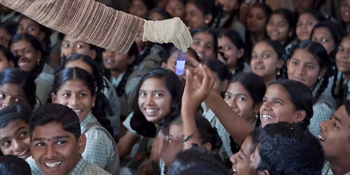 Bridging metals and molecules 