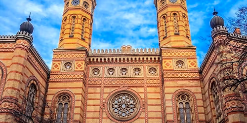 K\u00e9t zsinag\u00f3ga - \u00e9s azon is t\u00fal