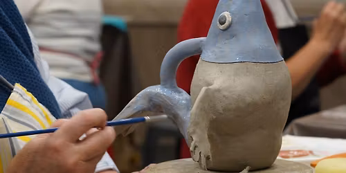 APR\u00c8S-MIDI C\u00c9RAMIQUE : Dr\u00f4les de vases ! avec l\u2019artiste Eug\u00e9nie D\u00e9bailleux