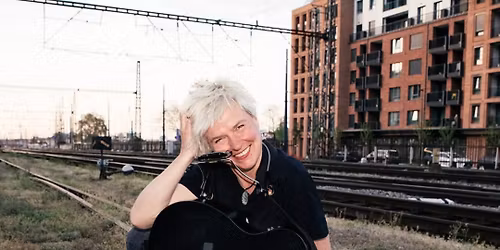 Lucia Piussi (\u017div\u00e9 Kvety) akusticky v Klubu na Huti 