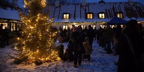 Julemarked og juletræstænding på Mothsgården