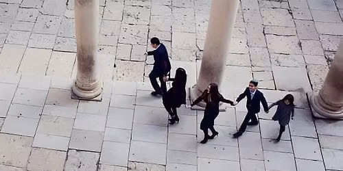 Family Photoshoot Experience Through the Walls of the Old City