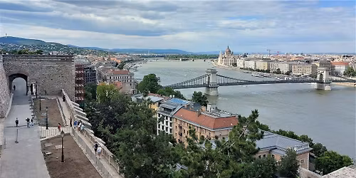 V\u00e1rosi s\u00e9ta: Budapest vil\u00e1g\u00f6r\u00f6ks\u00e9gi panor\u00e1m\u00e1ja a Budai V\u00e1rb\u00f3l szeml\u00e9lve