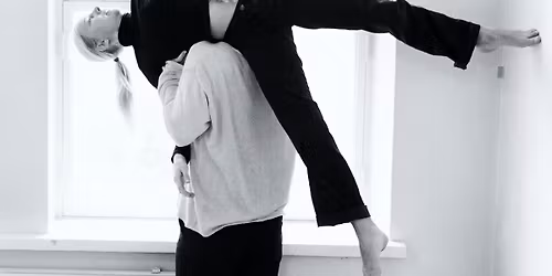 Mirva M\u00e4kinen: J\u00e4lkien olemus kontakti-improvisaatiossa