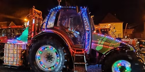 d\u00e9fil\u00e9 de tracteurs illumin\u00e9s