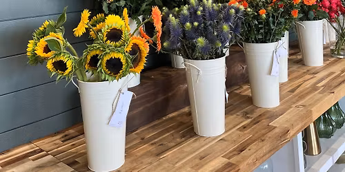 Build your own bouquet at our Saturday Flower Bar!\u2728\ud83e\udd0d\ud83c\udf42 