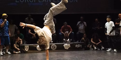 The Circle of Dancers : \u00c9dition internationale