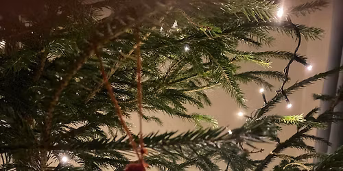 Tenning av julegran p\u00e5 Hyllestad