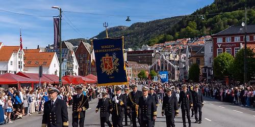 Bekransingsrunde Mineb\u00f8ssen og Sj\u00f8mannsmonumentet ved Skipperforeningen og Lungegaardens Musikkorps