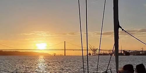 Cruzeiro \u00e0 Vela de 2 Horas em Lisboa para Pequenos Grupos com Bebidas e Petiscos