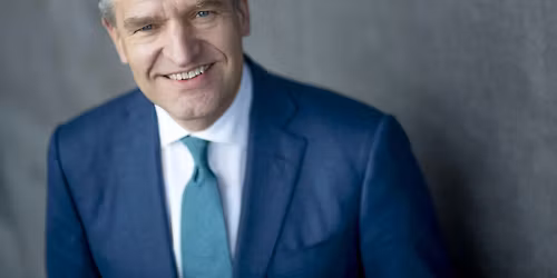 Opening door Sybrand Buma