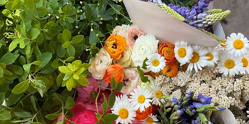 Atelier de cr\u00e9ation d'un bouquet de fleurs du jardin