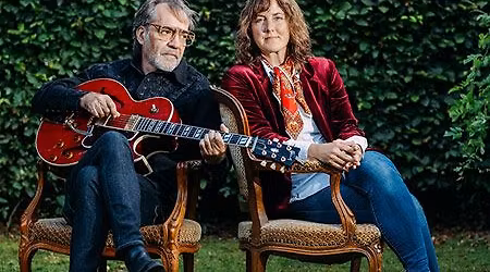 10,000 Bees \u2013 Direkte fra hestens mule!