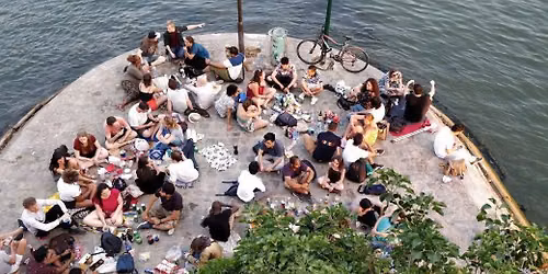 Fitsangatsanganana miavaka eto paris - Picnic amin'ny rano ao afovoan'i Paris