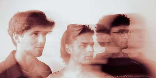 R\u00d8D SOL P\u00c5 CAF\u00c9 SMAGL\u00d8S