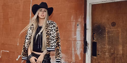 Alli Walker in Saint-tite