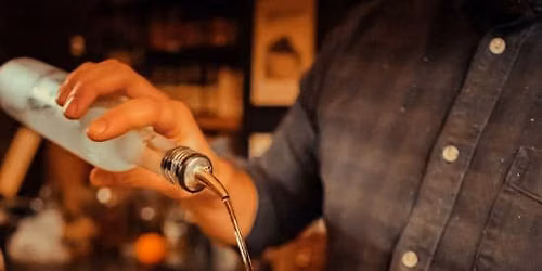 Cocktails au champagne dans un bar cach\u00e9 speakeasy : l\u2019atelier exclusif \u00e0 ne pas manquer !