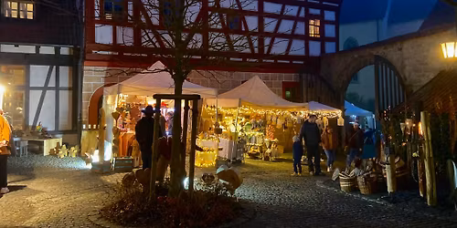 Gro\u00dfer voradventlicher Kunsthandwerkermarkt am Centhaus Stockheim
