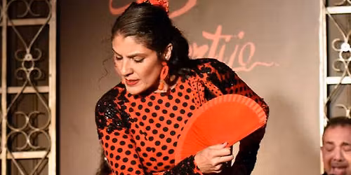 Espect\u00e1culo de flamenco local en Taberna el Cortijo