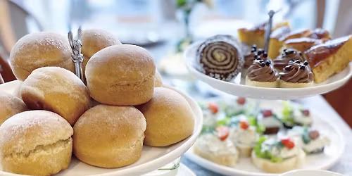 Tea och scones med h\u00e4rliga tillbeh\u00f6r