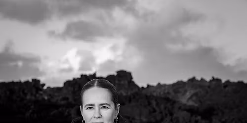 Hraunmyndanir: Lei\u00f0s\u00f6gn me\u00f0 Arnhildi P\u00e1lmad\u00f3ttur